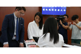 伍家岗对付老赖：刘小姐被老赖拖欠货款